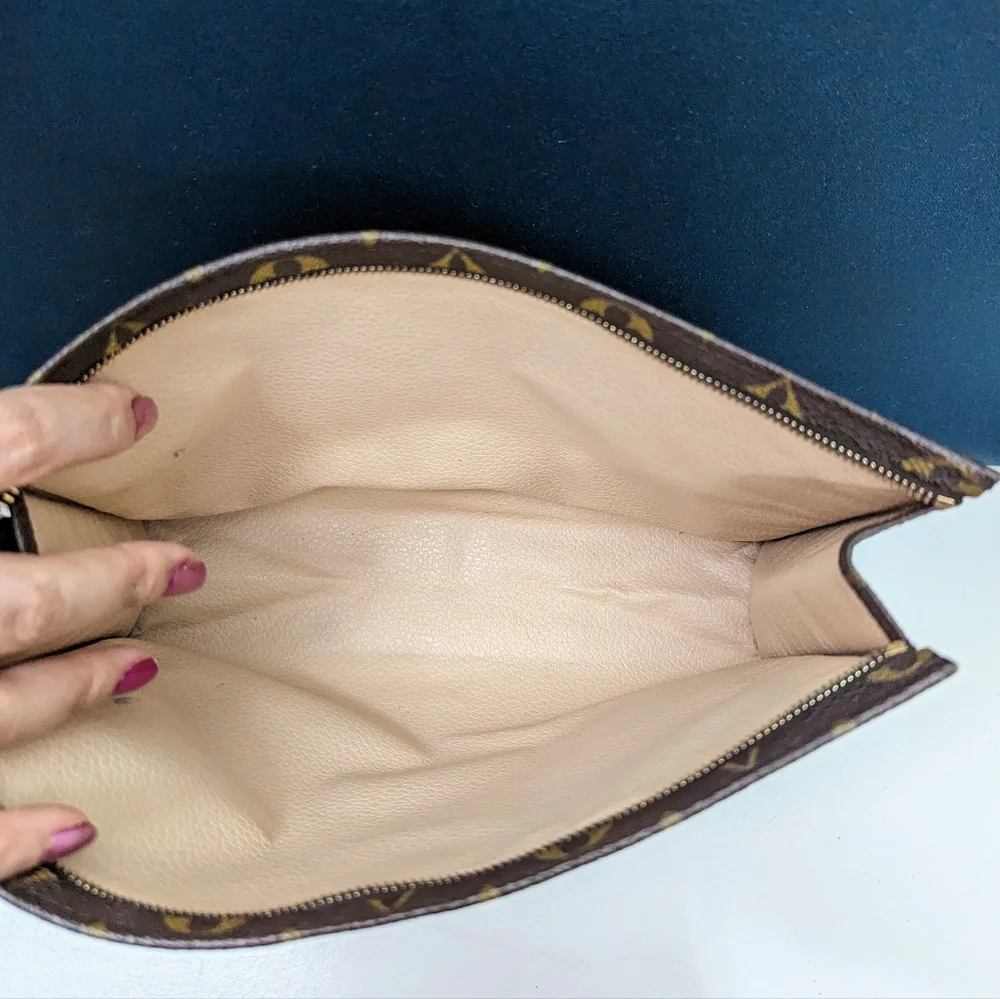 ✨Louis Vuitton✨ Toiletry 26 Brown monogram pouch. Very Good Condition - Picture 7 of 15